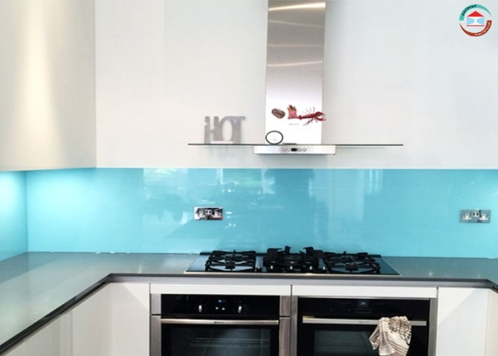 Vì sao kính ốp bếp màu xanh dương trở thành xu hướng?