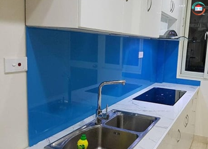 Kính ốp bếp màu xanh dương là gì?