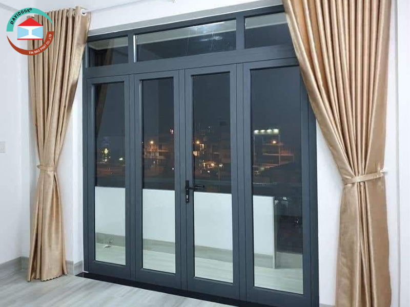 Cửa nhôm Xingfa có khung bảo vệ