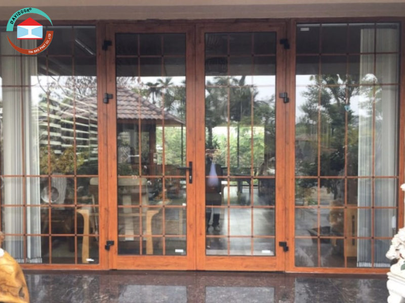Cửa nhôm Xingfa có khung bảo vệ